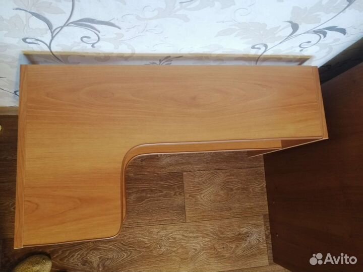 Полка угловая книжная, на компьютерный стол