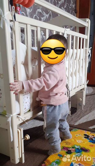 Детская кроватка с маятником