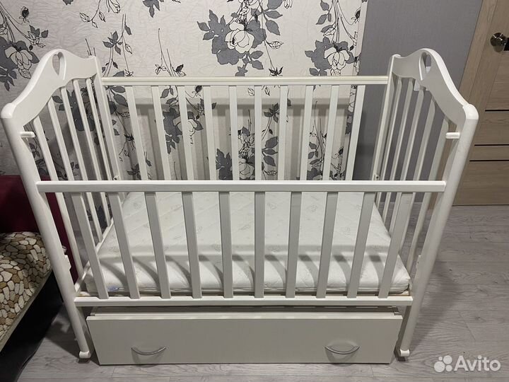 Кроватка с маятником