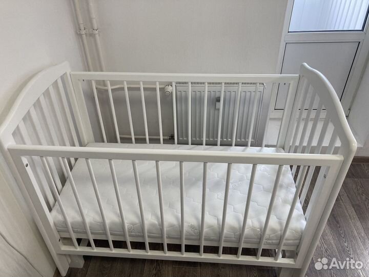 Детская кроватка с продольным маятником