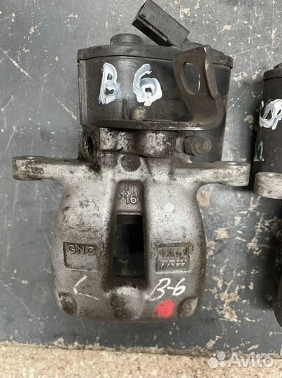 Суппорт задний правый Volkswagen Passat B6