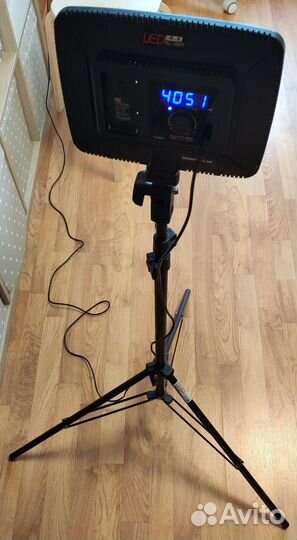 Светодиодная панель FST sfpl-24B и стойка Rekam