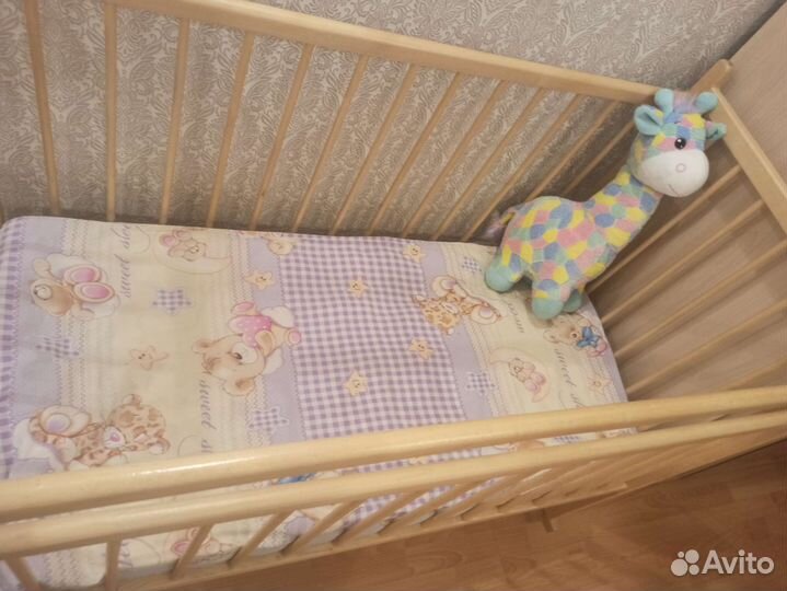 Детская кроватка с маятником