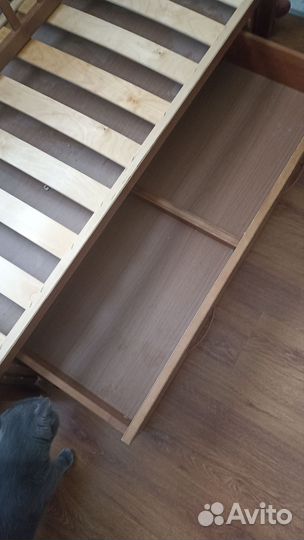 Детская кроватка с маятником