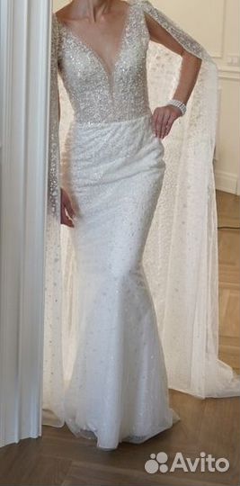 Эффектное силуэтные свадебное платье с кейпом