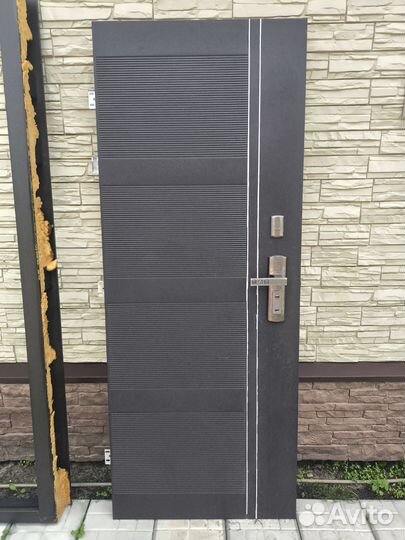 Входная металлическая дверь бу 205 86