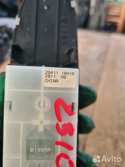 Кнопка стеклоподъемника Nissan Murano Z51 2011