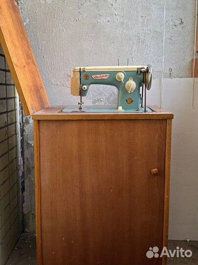 Швейная машина Чайка