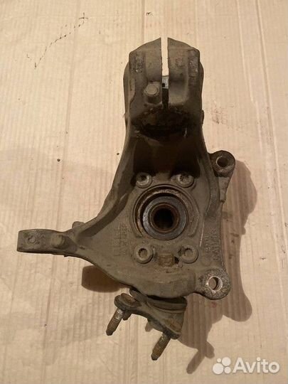 Кулак поворотный передний левый Volkswagen Passat