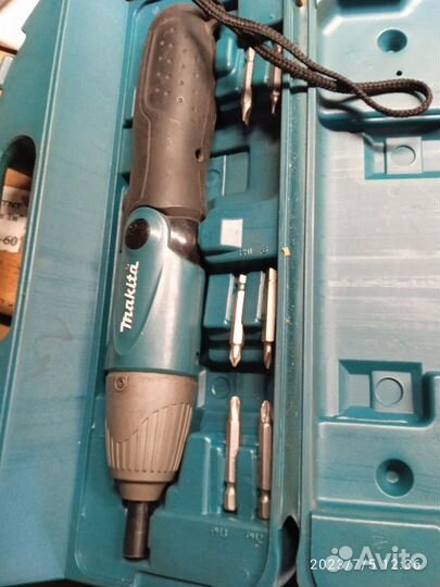 Продам Электроотвертку Makita 6723D с новыми битам