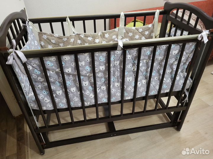 Детская кроватка с маятником