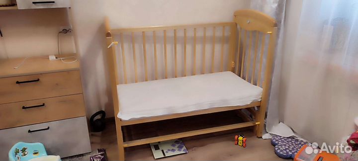 Детская кроватка с маятником