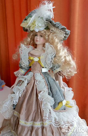 Коллекционная фарфоровая кукла