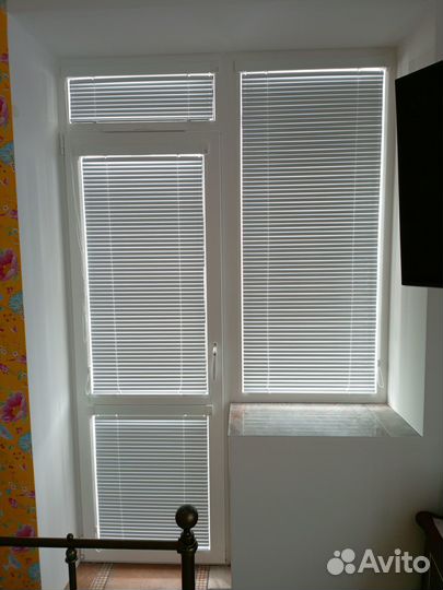 Жалюзи на балконную дверь