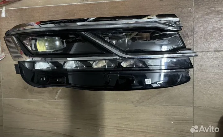 Фара правая Volkswagen Touareg 3 оригинал LED