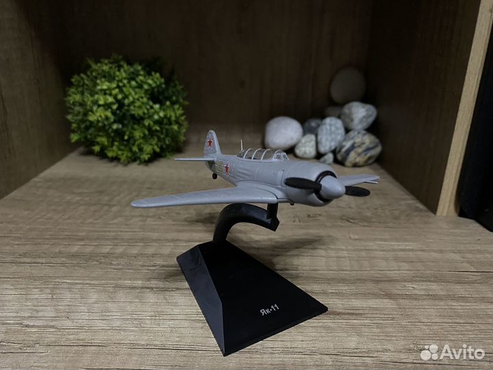 Модель самолета Як-11