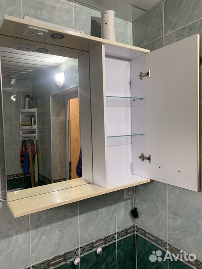 Подвесное зеркало со шкафчиком