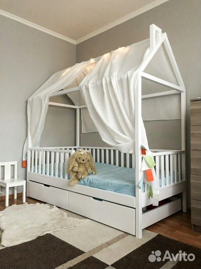 Детская кровать с бортиком из настоящего дерева