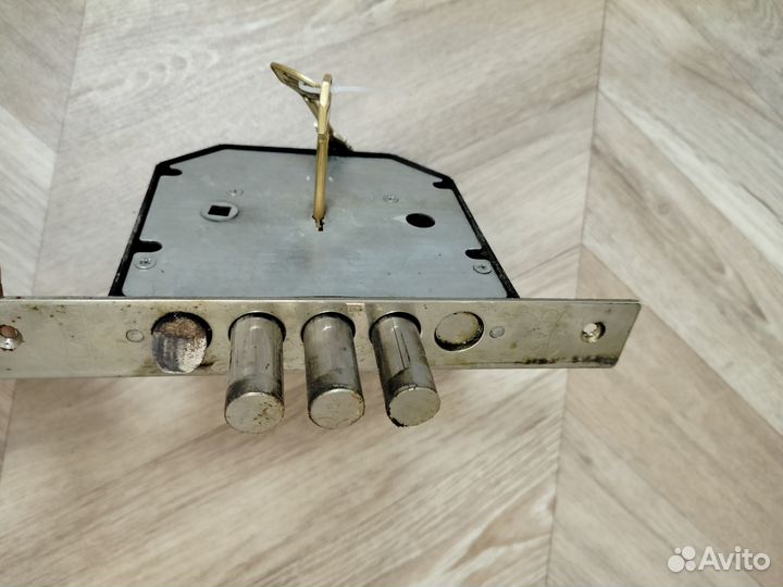 Замок дверной