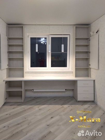 Стол у окна