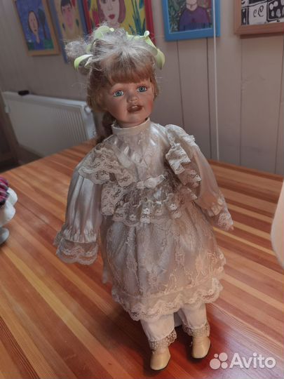 Кукла фарфоровая