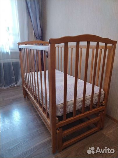 Детская кровать с продольным маятником