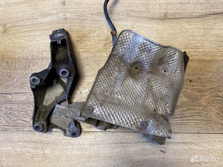 Audi a4 б6 кронштейн двигателя L-R