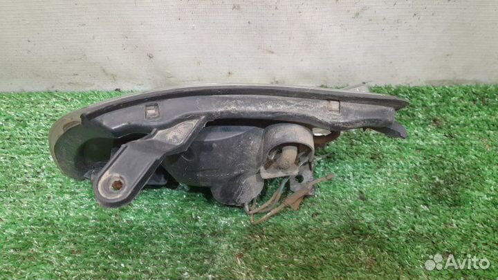 Поворотник передний правый Toyota Carina E 2.0