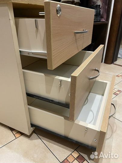 Тумбочка на колесиках