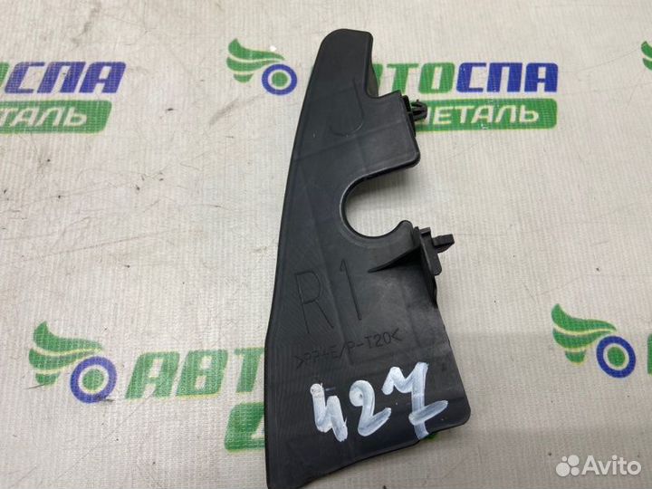 Дефлектор радиатора передний правый Toyota Yaris