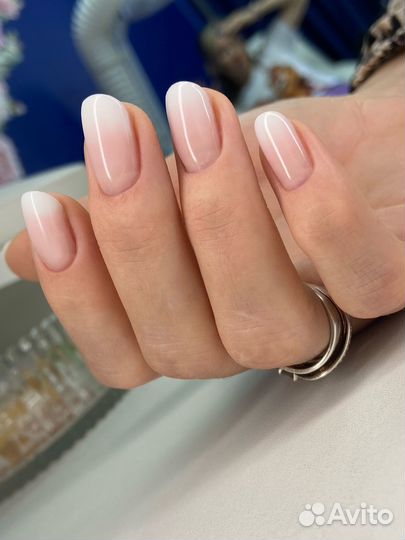 Маникюр с тонким и прочным покрытием