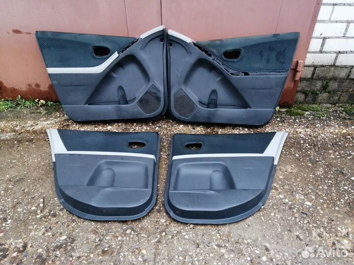 Обшивка двери Toyota Yaris Vitz 90