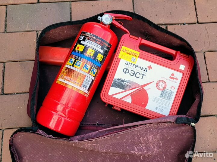 Набор автомобилиста: огнетушитель, аптечка, знак