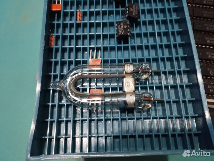 Радиодетали: микросхемы, конденсаторы