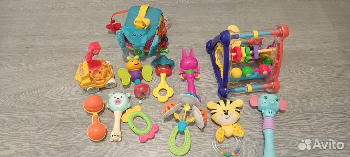 Развивающие игрушки для малышей пакетом