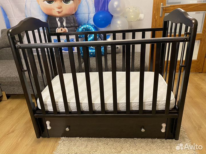 Детская кроватка с маятником и ящиком