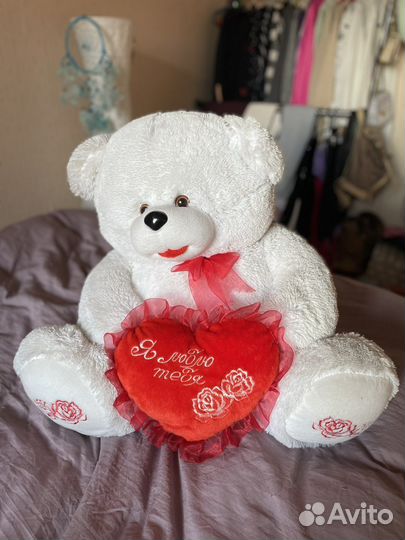 Большой плюшевый медведь