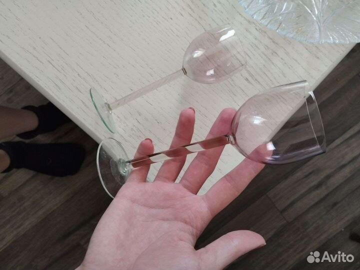 Много посуды, большое блюдо, бокалы, десертницы