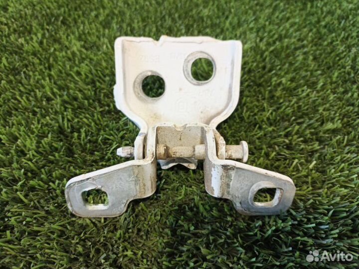 Петля двери верхняя задняя правая Renault Duster