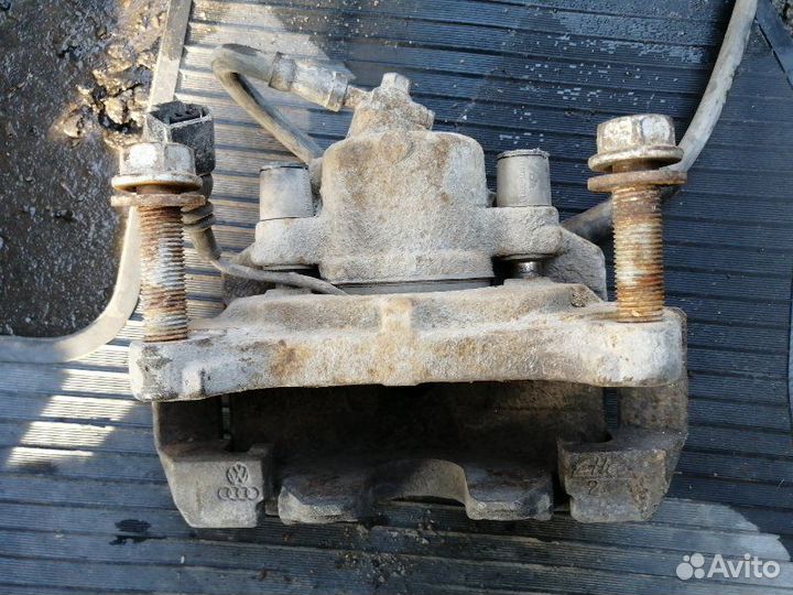 Суппорт передний левый Volkswagen Passat 3C2 BVY