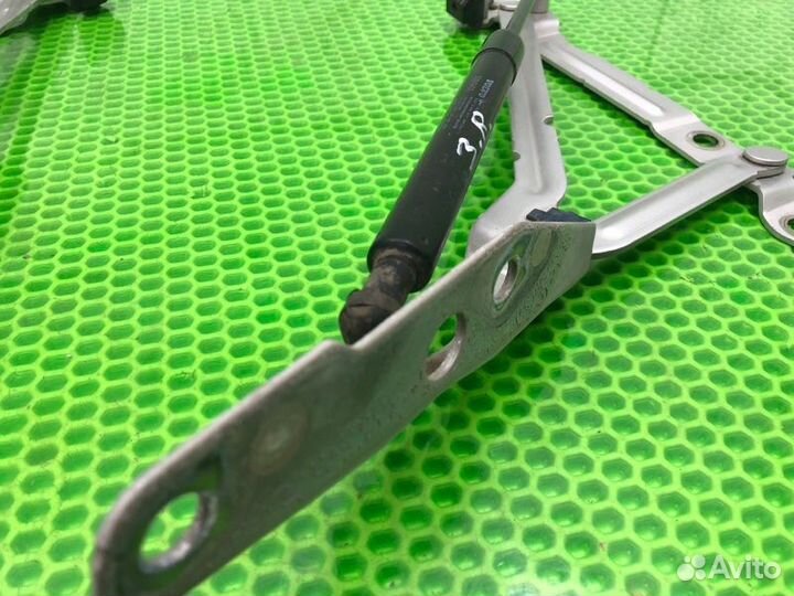 Петля крышки багажника Volvo S80 седан B5254T 2005