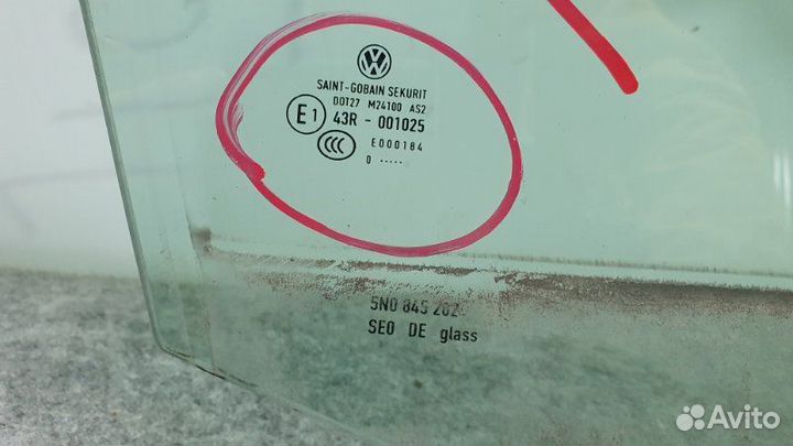 Стекло двери переднее правое Volkswagen Tiguan 5N1