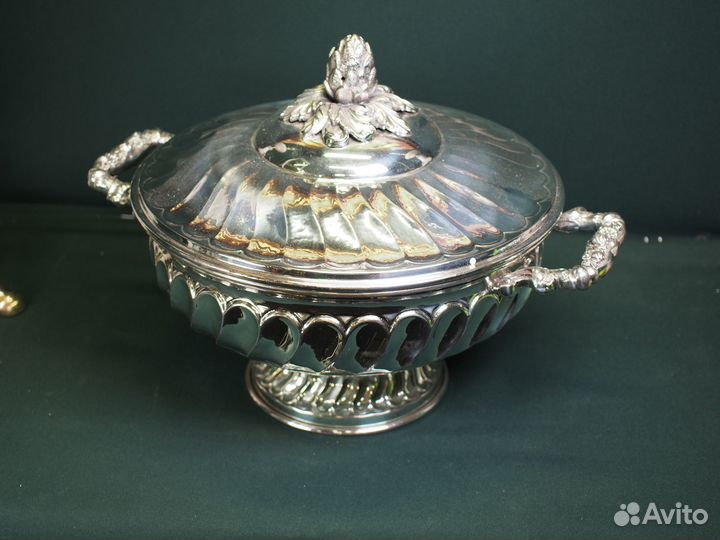 Антикварное металлическое блюдо с крышкой. Европа