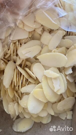 Лепестки миндаля