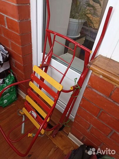 Сани с колёсиками и ручкой