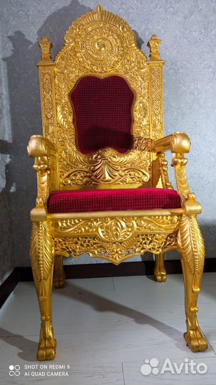 Трон покрытый сусальным золотом