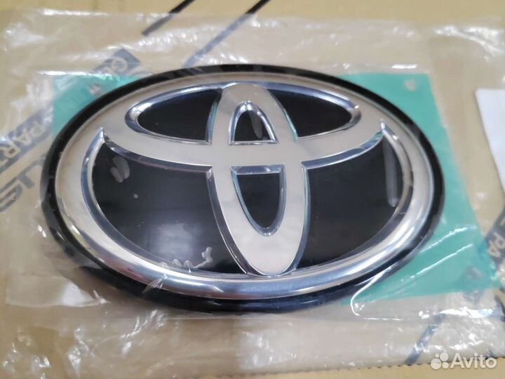 Стеклянная эмблема toyota camry 70