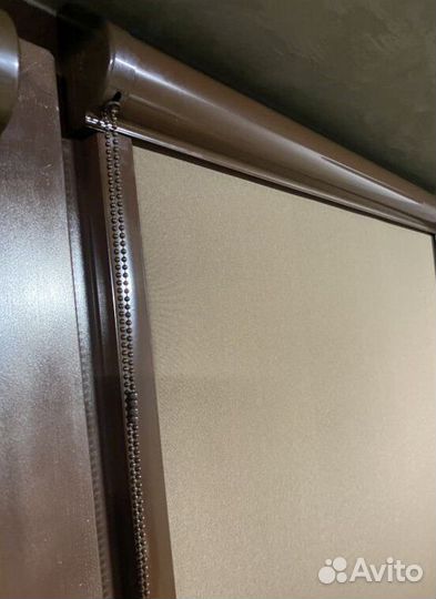 Рулонные шторы в коричневом коробе D0498