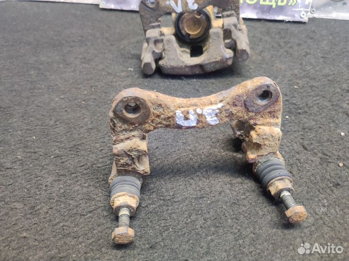 Задний левый суппорт Audi 100 C4