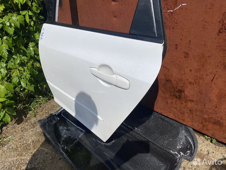 Дверь задняя левая белая Mazda 3 BK 5D хэтчбек